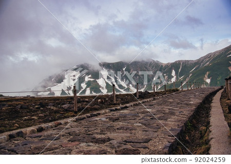 室堂平(立山山脈、鵝卵石道路、殘雪溝) 室堂平(立山山脈、鵝卵石道路、殘雪溝) 92024259