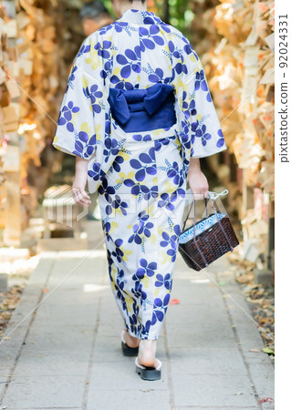 A woman enjoying sightseeing in a yukata A woman enjoying sightseeing in a yukata 92024331
