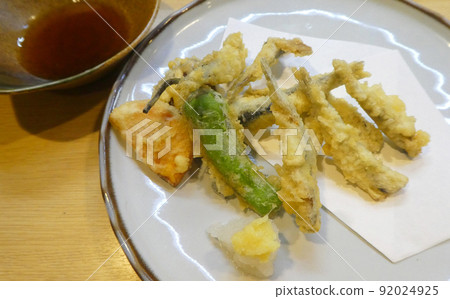 比上等魚還好吃!廣島特產小沙丁魚天婦羅 比上等魚還好吃!廣島特產小沙丁魚天婦羅 92024925