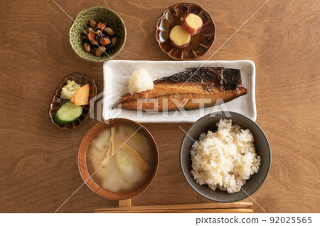 一湯三菜的健康傳統日式早餐。 92025565