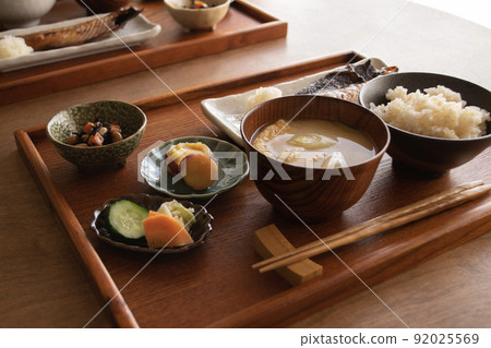 一湯三菜的健康傳統日式早餐。 92025569