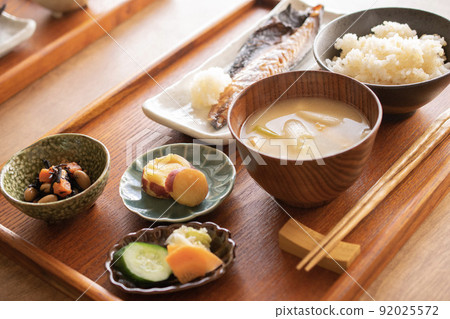 一湯三菜的健康傳統日式早餐。 92025572