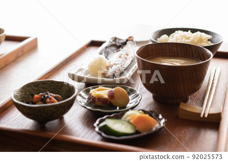 一湯三菜的健康傳統日式早餐。 92025573