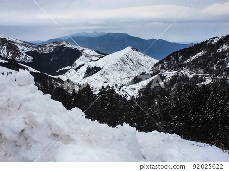 心愛的台灣（東亞最高點“天路”。乘客車穿越海拔3417米的公路！台灣“合歡山”） 92025622