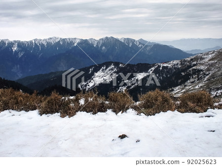 Beloved Taiwan (3000 m class peaks continue endlessly. The winter seen from Hehuanshan, Taiwan is also called "Snow Town") Beloved Taiwan (3000 m class peaks continue endlessly. The winter seen from Hehuanshan, Taiwan is also called "Snow Town") 92025623