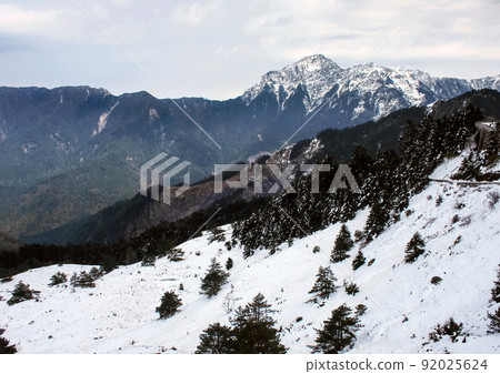 Beloved Taiwan (A road in the sky that runs through by car while looking at the seven peaks of Hehuanshan, Taiwan. It is a road of peaks over 3000 m.) 92025624