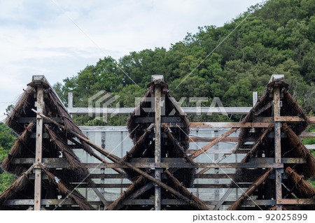 Salt pans that make salt from seawater 92025899