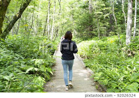 20多歲的女性在上高地進行自然漫步 20多歲的女性在上高地進行自然漫步 92026324