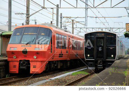 Limited express "Huis Ten Bosch" and 817 series train (JR Kyushu) that cross each other on the Sasebo Line Limited express "Huis Ten Bosch" and 817 series train (JR Kyushu) that cross each other on the Sasebo Line 92026666