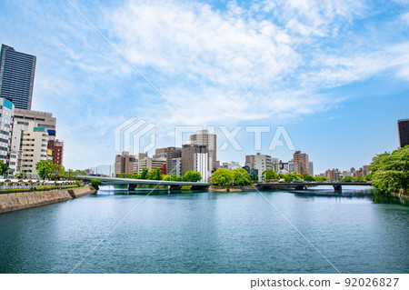 這是廣島站南側沿河的建築區。我們正在尋找補習班，京橋町，城南通和上堀町。廣島 92026827
