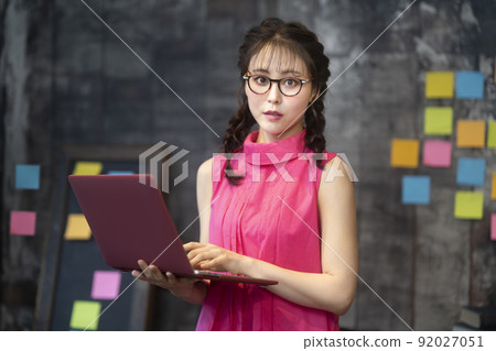 帶筆記本電腦的年輕女子 帶筆記本電腦的年輕女子 92027051