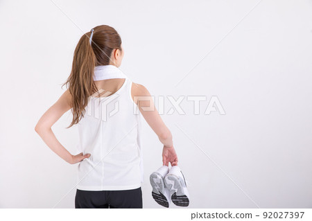 肩上帶毛巾和運動鞋運動的女性 肩上帶毛巾和運動鞋運動的女性 92027397