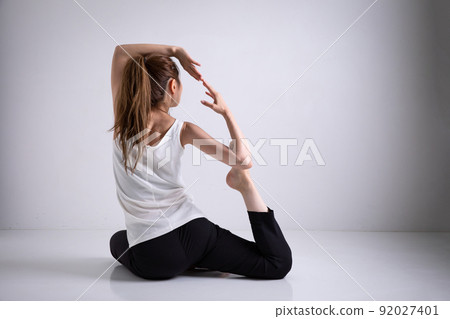 Woman doing yoga 92027401