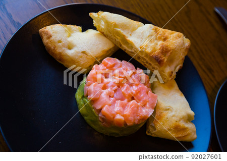 Salmon tartare with guacamole Salmon tartare with guacamole 92027601