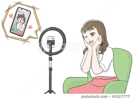 一個女人坐在沙發上直播 92027777