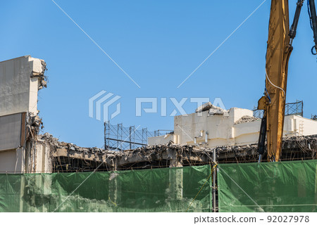 Demolition site: Demolition of the structure using heavy machinery Demolition site: Demolition of the structure using heavy machinery 92027978