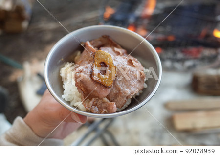 在米飯上切片和牛牛肉和大蒜 92028939