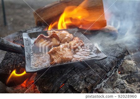 在鐵板上烘烤浸泡在味噌醬中的激素 在鐵板上烘烤浸泡在味噌醬中的激素 92028960