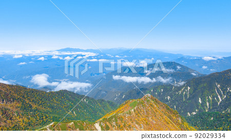 Autumn Kisokomadake trekking (view from the summit of Mt. Kisokoma to Mt. Norikura and the Northern Alps) Autumn Kisokomadake trekking (view from the summit of Mt. Kisokoma to Mt. Norikura and the Northern Alps) 92029334