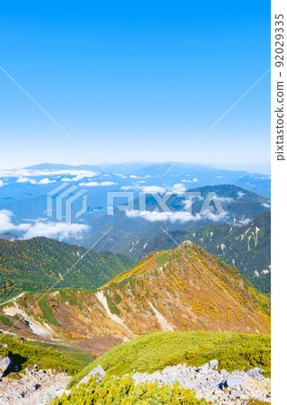 Autumn Kisokomadake trekking (view from the summit of Mt. Kisokoma to Mt. Norikura and the Northern Alps) Autumn Kisokomadake trekking (view from the summit of Mt. Kisokoma to Mt. Norikura and the Northern Alps) 92029335