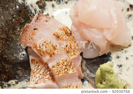 Tightening and roasting tilefish with kelp Tightening and roasting tilefish with kelp 92030788