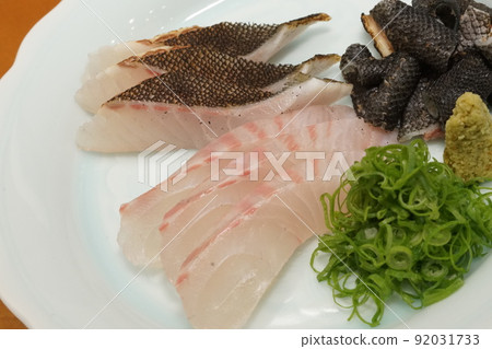 條紋喙魚的生魚片皮膚很好吃 條紋喙魚的生魚片皮膚很好吃 92031733