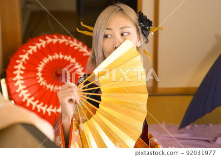 穿著和服的女人，日式房間，彩色的 uchikake 92031977