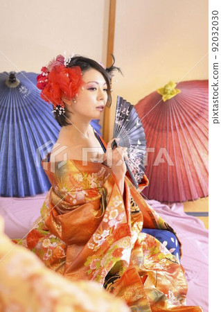 穿著和服的女人,日式房間,彩色的 uchikake 穿著和服的女人,日式房間,彩色的 uchikake 92032030