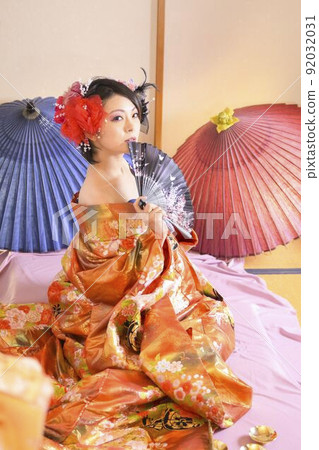穿著和服的女人,日式房間,彩色的 uchikake 穿著和服的女人,日式房間,彩色的 uchikake 92032031