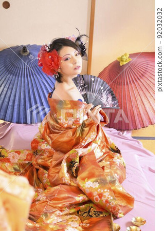 穿著和服的女人,日式房間,彩色的 uchikake 穿著和服的女人,日式房間,彩色的 uchikake 92032032