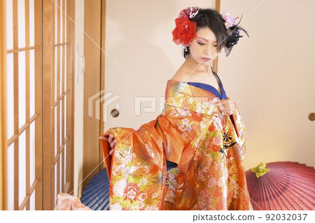 穿著和服的女人，日式房間，彩色的 uchikake 92032037
