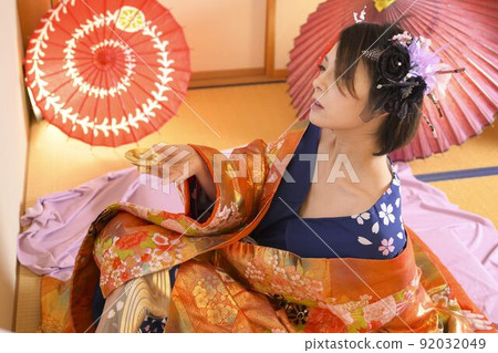 A woman wearing a kimono, a Japanese-style room, a colored uchikake 92032049