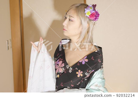 A woman wearing a kimono, a Japanese-style room, a colored uchikake A woman wearing a kimono, a Japanese-style room, a colored uchikake 92032214