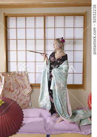 穿著和服的女人，日式房間，彩色的 uchikake 92032216