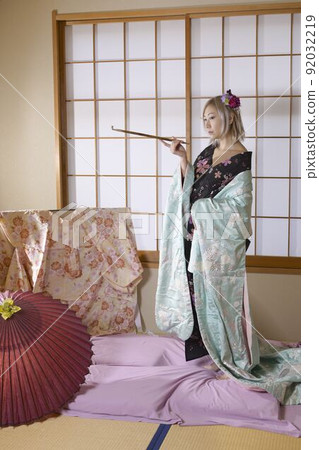 A woman wearing a kimono, a Japanese-style room, a colored uchikake 92032219