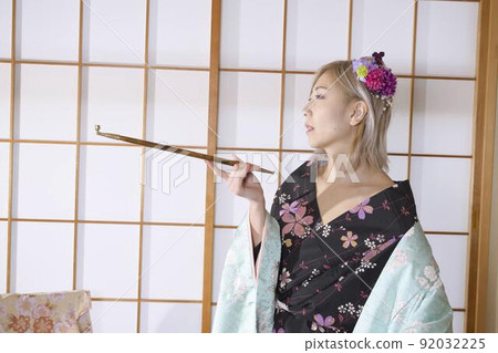 穿著和服的女人，日式房間，彩色的 uchikake 92032225
