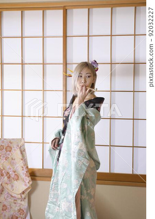 A woman wearing a kimono, a Japanese-style room, a colored uchikake 92032227