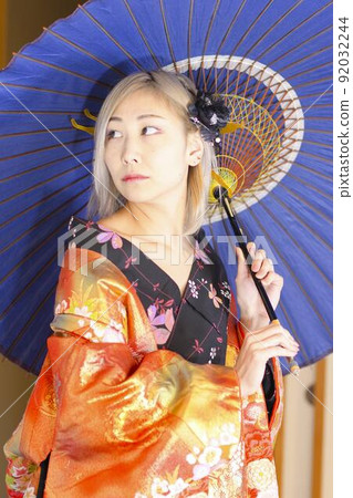 A woman wearing a kimono, a Japanese-style room, a colored uchikake 92032244