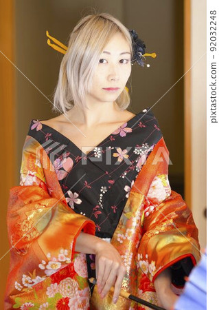穿著和服的女人,日式房間,彩色的 uchikake 穿著和服的女人,日式房間,彩色的 uchikake 92032248