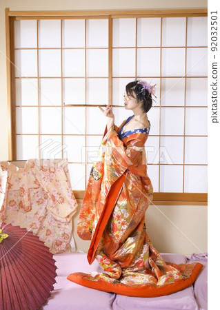 穿著和服的女人，日式房間，彩色的 uchikake 92032501