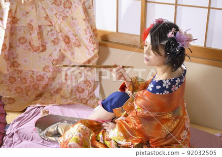 穿著和服的女人，日式房間，彩色的 uchikake 92032505