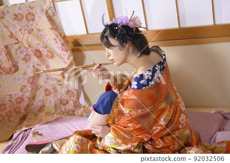 穿著和服的女人,日式房間,彩色的 uchikake 穿著和服的女人,日式房間,彩色的 uchikake 92032506
