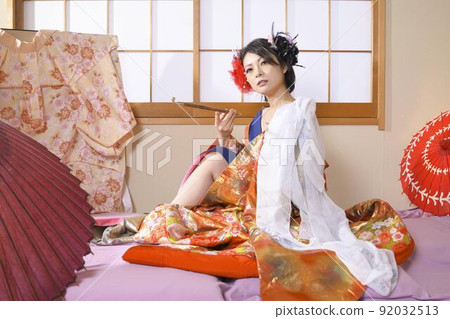 穿著和服的女人，日式房間，彩色的 uchikake 92032513