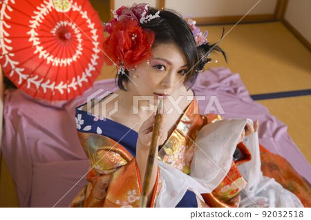 穿著和服的女人，日式房間，彩色的 uchikake 92032518