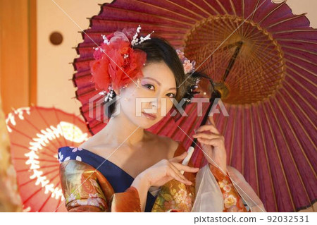 穿著和服的女人，日式房間，彩色的 uchikake 92032531