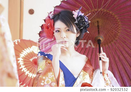 穿著和服的女人，日式房間，彩色的 uchikake 92032532