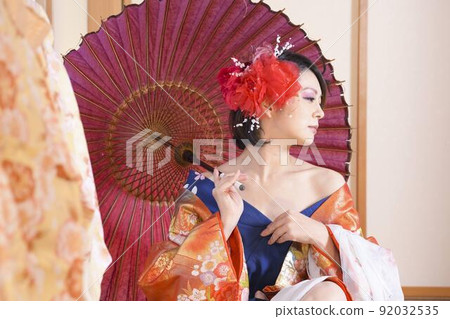 A woman wearing a kimono, a Japanese-style room, a colored uchikake 92032535