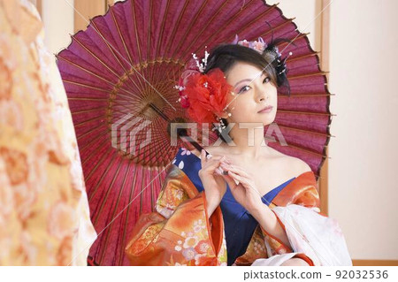 穿著和服的女人，日式房間，彩色的 uchikake 92032536