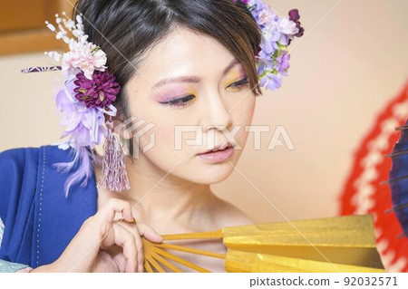 穿著和服的女人,日式房間,彩色的 uchikake 穿著和服的女人,日式房間,彩色的 uchikake 92032571