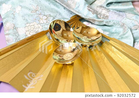 穿著和服的女人，日式房間，彩色的 uchikake 92032572